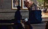 Portret van president Donald Trump in het Jacob Javits-gebouw in Manhattan, New York City. Trumps ‘One big, beautiful bill’, die nu in de Senaat van de VS wordt besproken, jaagt beleggers wereldwijd de stuipen op het lijf omdat die wet het financieringstekort van de VS nog verder zou opjagen. Foto Spencer Platt/Getty
