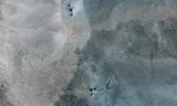 Op satellietbeelden van zondag zijn zes kraters in Iran te zien. 