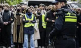 Pro-Palestinademonstranten worden omsingeld door de politie bij het gebouw Wijnhaven Universiteit Leiden. Foto Remko de Waal/ANP