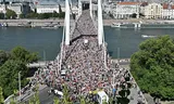 Ondanks een verbod begon zaterdag in Boedapest een pride-mars, met meer deelnemers dan gedacht. Foto ATTILA KISBENEDEK/AFP   