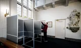 Een kerk in Amsterdam wordt omgebouwd tot een stemlocatie voor  Tweede Kamerverkiezingen. Foto Robin van Lonkhuijsen/ANP
