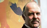 Henk van Os bij een werk van H.N. Werkman in 2004