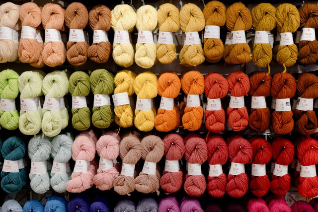 Voor wol-liefde is in Noorwegen alles aanwezig: schapen, spinnerijen én breiers