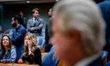 Dilan Yesilgöz (VVD) en Geert Wilders (PVV) tijdens het debat over de val van het kabinet-Schoof. Foto Bart Maat 