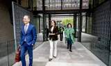 NSC-vicepremier Eddy van Hijum, NSC-leider Nicolien van Vroonhoven, demissionair minister Mona Keijzer (BBB) en haar partijleider Caroline van der Plas bij het ministerie van Algemene Zaken. Daar vond vrijdag een vervolgoverleg plaats over de negen vrijgekomen kabinetsposten. Foto Robin Utrecht 