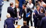 Voormalig premier Mark Rutte schudt in 2017 Geert Wilders de hand in de Tweede Kamer.  Foto Dirk Hol/Novum  