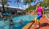 Canadese en Amerikaanse gasten krijgen zwemfitness in Richard’s Motel in Florida, waar veel Canadezen overwinteren. Foto Al Diaz 