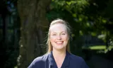 Zahra Runderkamp, politicoloog van de Universiteit van Amsterdam, deed onderzoek naar diversiteit en inclusie in de Nederlandse politiek. Foto Merlijn Doomernik