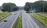 Een militair voertuig blokkeert de afrit van snelweg A44 in de richting van Den Haag in aanloop naar de NAVO-top.