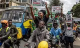 Demonstranten blokkeren op 9 juni het verkeer en scanderen leuzen tegen de politie tijdens een motorbikestoet in Nairobi na de dood van blogger Albert Ojwang in politiehechtenis. 