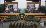President Donald Trump en gasten zien Amerikaanse militairen voorbij marcheren.