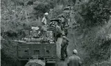 Nederlandse militaire colonne op de oostelijke helling van de Gunung Slamet op Midden-Java, Indonesië, 27 juli 1947. 