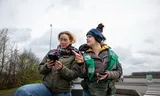 Directeur Lesley Moffat (links) van Eyes on Animals en medewerker Madelaine Looije  wachten langs de snelweg op de Ierse veewagen, 27 maart 2024.