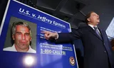 Justitie in New York maakt in juli 2019 bekend dat Jeffrey Epstein is opgepakt en vastgezet in het huis van bewaring op Manhattan, waar hij op 10 augustus dat jaar dood wordt aangetroffen in zijn cel. Foto Jason Szenes/EPA   