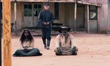 Sam (Hamilton Morris) en zijn vrouw Lizzie (Natassia Gorey Furber), met achter hen sergeant Fletcher (Bryan Brown) in ‘Sweet Country’.