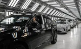 Elektrische auto’s verlaten de NIO-fabriek in China. In deze bedrijfstak zijn de Chinezen de Amerikanen gepasseerd, zegt Chan. Foto Kevin Frayer/Getty Images 