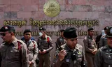 Thaise politieagenten bewaken de Cambodjaanse ambassade tijdens een nationalistisch protest in Bangkok, nadat op 28 mei een Cambodjaanse militair aan de grens omkwam in een vuurgevecht met Thaise troepen. Foto Chalinee Thirasupa/Reuters 