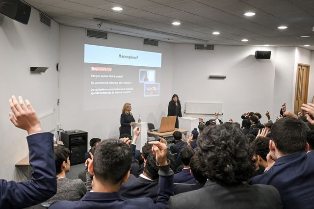 Cursus ‘manosphere’ leert Britse docenten om te gaan met de vrouwenhatende jongeman