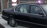 Een eerder gemaakte foto van  Mink Kok, rechts achterin de auto. Het Openbaar Ministerie heeft om de uitlevering naar Nederland gevraagd van Kok en de medeverdachte. 