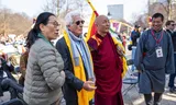 Tencho Gyatso (links) en acteur Richard Gere (midden) waren maandag bij de herdenking van de Tibetaanse opstand. Foto Lina Selg/ANP 