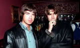 Noel en Liam Gallagher van Oasis in 1995. Foto Dave Hogan / Getty Images