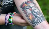 Elliot Hefty toont zijn tattoo die hij nog in de Verenigde Staten liet zetten. Foto Sake Elzinga   