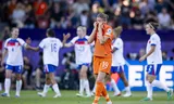 Wieke Kaptein treurt na de 4-0 nederlaag tegen Engeland in het  Letzigrund stadion in Zürich. – Foto Robin van Lonkhuijsen/ANP