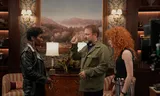 Regisseur Rian Johnson (midden) op de set van pokerface met actrices Cynthia Erivo (l) en Natasha Lyonne (r)Foto Peacock
