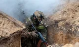 Oekraïense militairen oefenen in de regio Charkiv om zich te kunnen wapenen tegen chemische wapens. Foto by Sergey Bobok/Anadolu via AFP)ab  