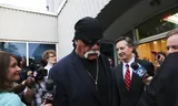 Hulk Hogan (Terry Bollea) verlaat de rechtzaal. Nobody Speak: Trials of the Free Press.