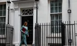 De Britse minister Rachel Reeves verlaat Downing Street 11 en is op weg naar het Lagerhuis om haar financiële plannen te presenteren. Foto Henry Nicholls/AFP 