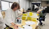 Auteur Vico Olling censureert met zwarte stift zijn eigen boek Drugsbaron.