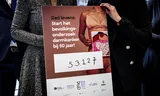 De petitie om de leeftijd te vervroegen is dinsdag aangeboden aan de Tweede Kamer.  
