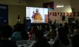 Boeddhistische studenten kijken naar een opname van de huidige dalai lama, waarin hij aankondigt dat er een  toekomstige reïncarnatie, de 15e dalai lama, komt na zijn dood. Foto HARIKA KULKARNI/AFP 