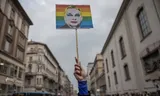 Protestbord bij lhbti-demonstratie in maart in Boedapest, met foto van de Hongaarse premier Orbán.  