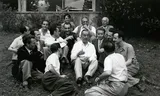 Thomas Mann temidden van een groep bewonderaars.