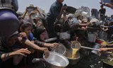 Palestijnen proberen aan eten te komen in Gaza.