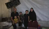 De 65-jarige Amal Hassan Muhammad Zaqqout met haar zoon en kleinkinderen in Noord-Gaza