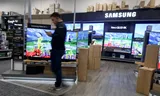 Producten van het Zuid-Koreaanse Samsung, in een winkel in Miami (Florida). Samsung krijgt mogelijk vanaf 1 augustus te maken met een Amerikaanse importheffing van 25 procent. Foto Joe Raedle/Getty Images 