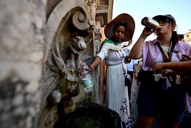 Mensen vullen flessen bij een drinkwaterpunt in Rome.