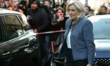 Marine Le Pen verliet maandag na de uitspraak in haar verduisteringszaak het partijkantoor van het radicaal-rechtse Rassemblement National. Foto Thomas Samson/AFP 