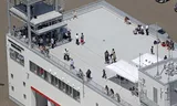 In het Japanse Mukawa vluchten mensen naar de daken na de tsunamiwaarschuwing.