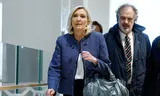 Marine Le Pen bij haar aankomst maandagmorgen bij de rechtbank in Parijs. Foto Stephanie Lecocq / Reuters 