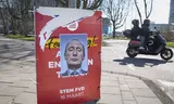 Op een verkiezingsposter van Forum voor Democratie FVD is tijdens de gemeenteraadsverkiezingen van 2022 een portret van de Russische president Poetin geplakt.   Foto Marco Okhuizen / ANP 