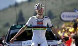 Tadej Pogacar viert de zege in de twaalde etappe op de Hautacam. Foto Martin Divisek / EPA 
