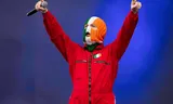J. J. Ó Dochartaigh van Kneecap tijdens een optreden in Londen.