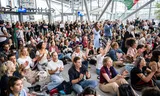 Honderden mensen kwamen samen voor een sit-in in Utrecht Centraal. Ze wilden aandacht vragen voor de slachtoffers en de hongersnood in Gaza.
