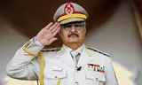 De militaire leider Khalifa Haftar salueert zijn troepen tijdens een militaire parade in mei 2018.