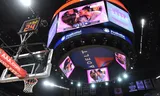 Basketbalster Rick Fox en actrice Eliza Dushku op de Kiss Cam in Los Angeles in 2013. Foto Noah Graham/NBAE via Getty Images
