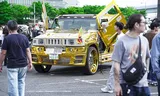De gouden Hummer op het festivalterrein van autoshow Moon Eyes Street Car Nationals in Tokio. 